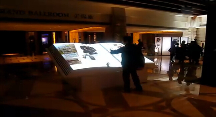 圖2：上海展覽展示虛擬翻書